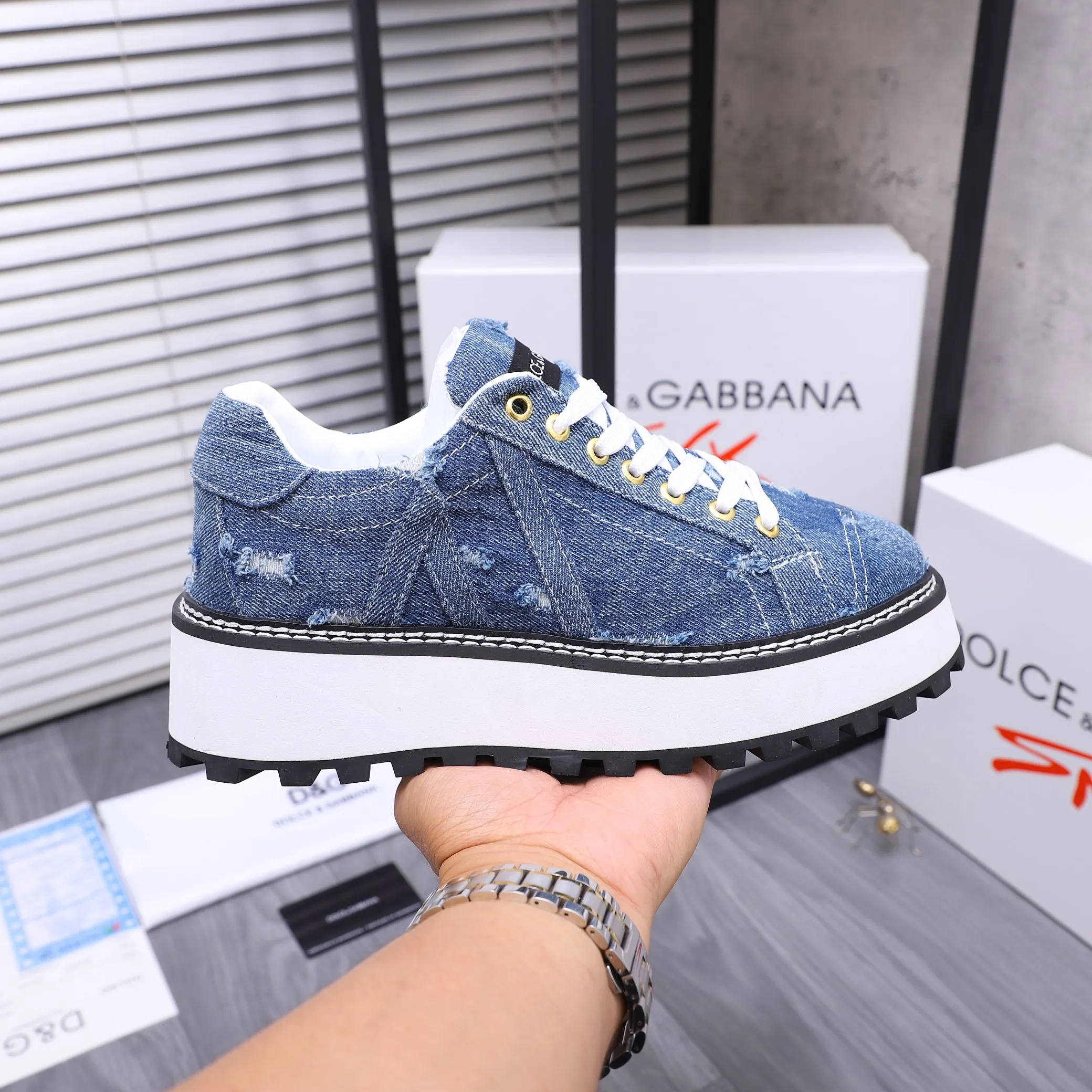 Men's shoes 💰442 Product trademark: DG (Dolce & Gabbana) casual shoes for couples. Regular size: 36-46 (45.46 is custom-made and non-returnable). Product materials: Selected denim stitching upper, leather lining, cowhide insole, non-slip rubber outsole